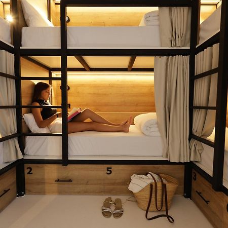 Black And White Hostel Паламос Екстериор снимка