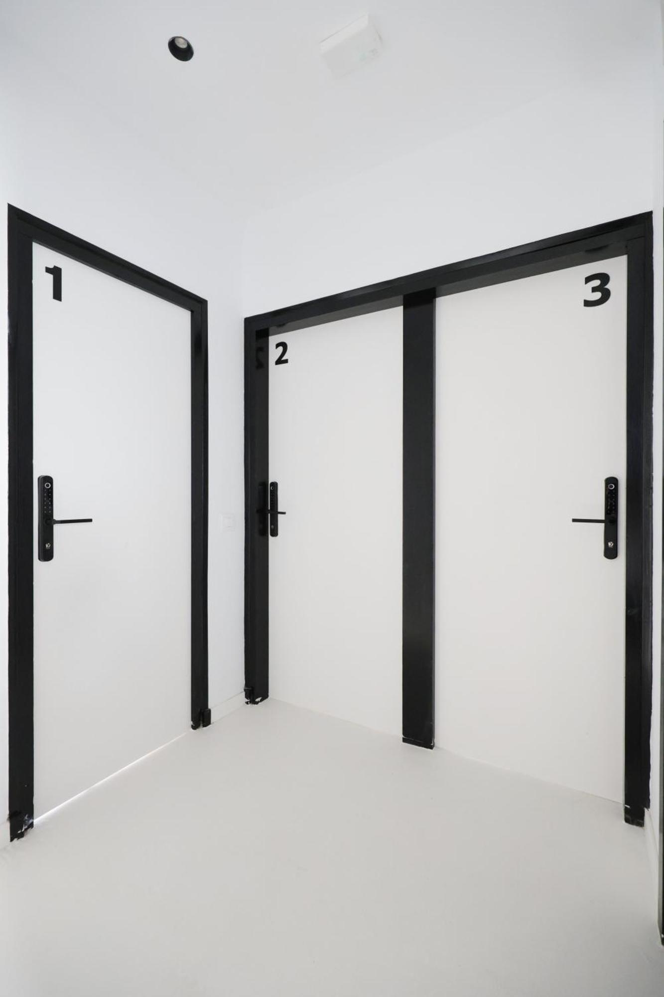 Black And White Hostel Паламос Екстериор снимка
