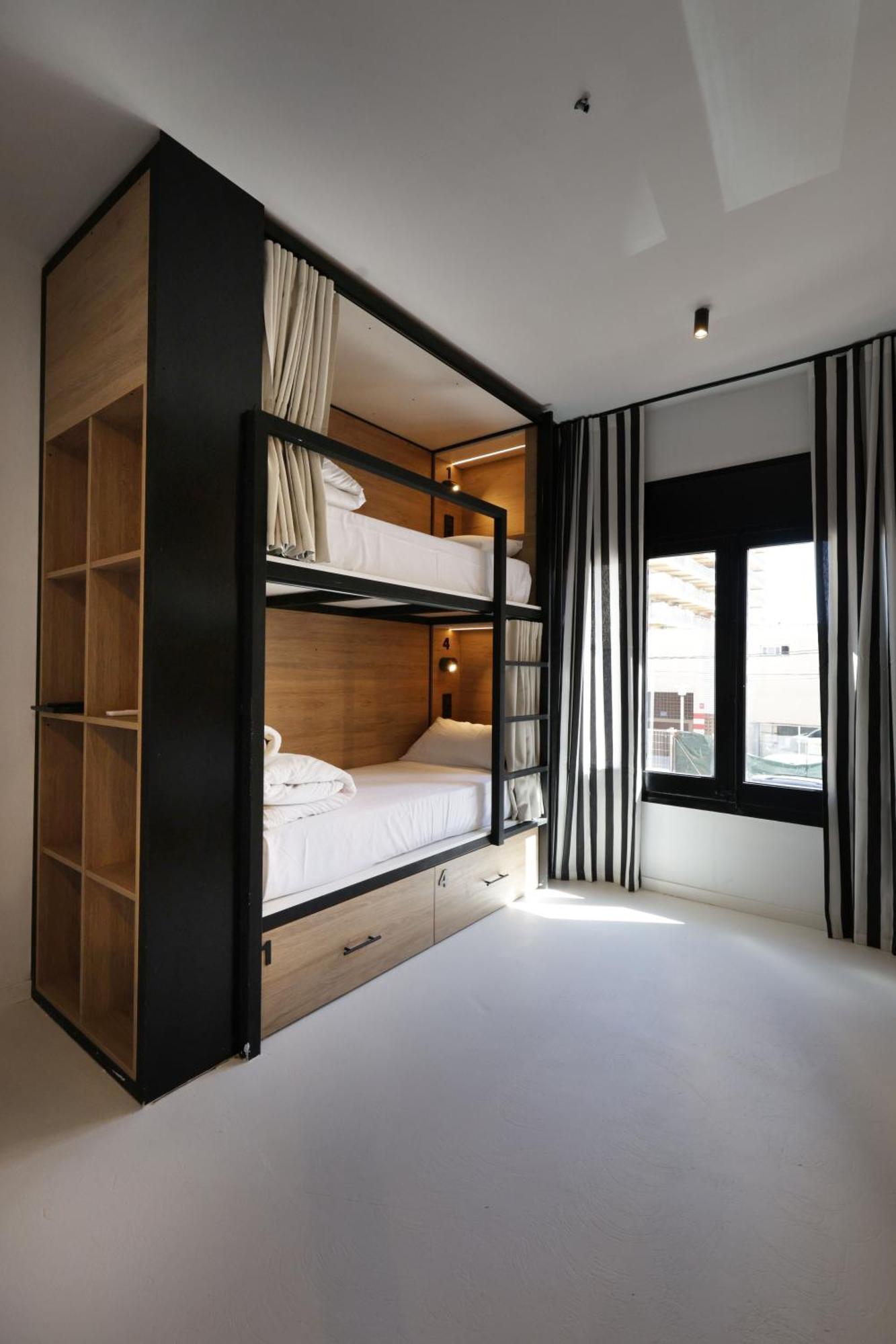 Black And White Hostel Паламос Екстериор снимка