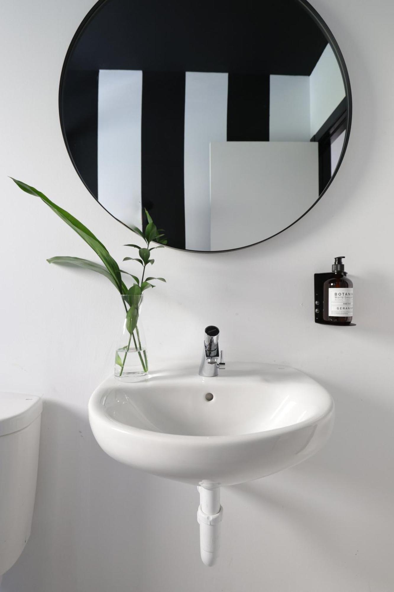 Black And White Hostel Паламос Екстериор снимка
