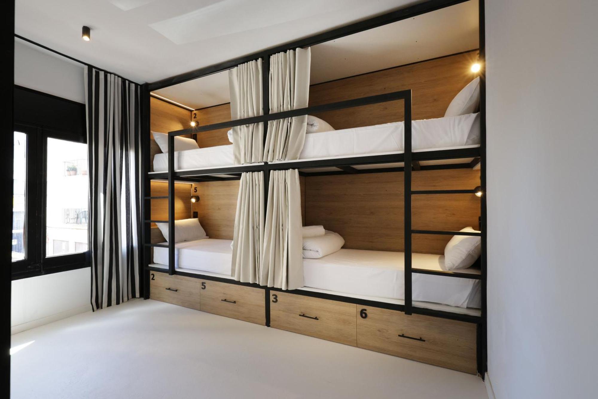 Black And White Hostel Паламос Екстериор снимка