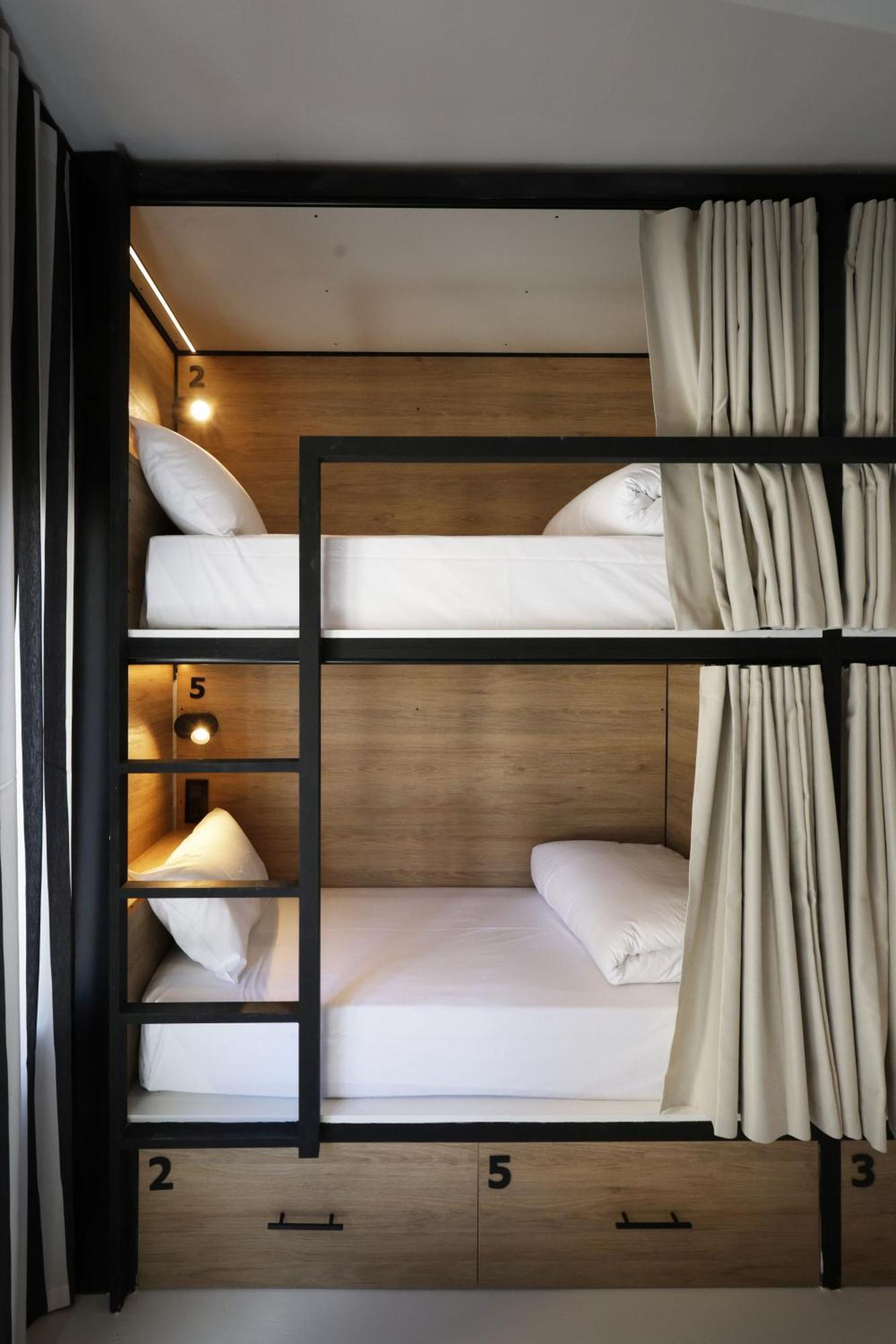 Black And White Hostel Паламос Екстериор снимка