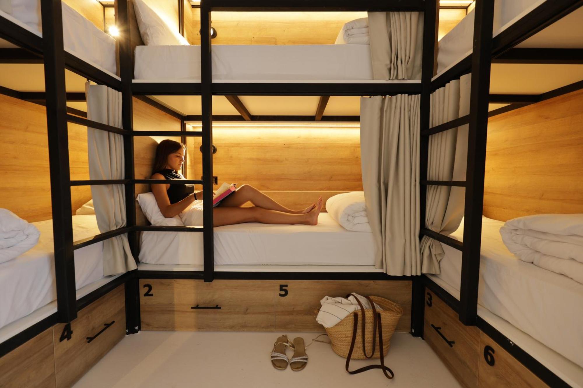 Black And White Hostel Паламос Екстериор снимка
